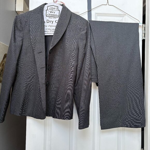 Ladies Business Suit - Picture 1 of 1